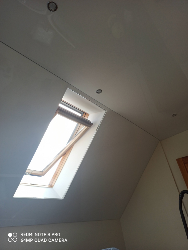 Pokuj ze skosami w białym połysku 10 m²