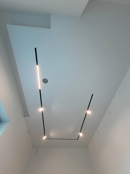 Designerski sufit z wbudowanym oświetleniem w toalecie