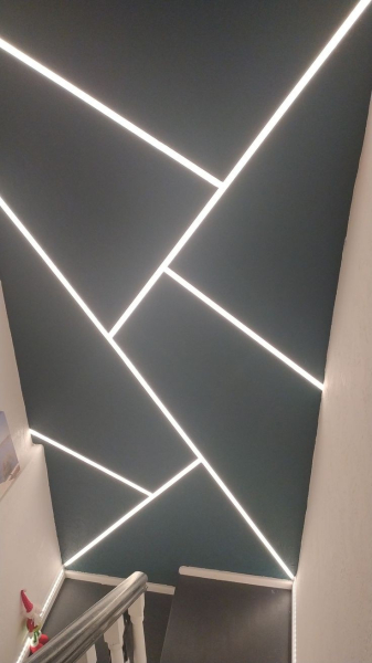 Sufit napinany z jasnymi liniami w korytarzu