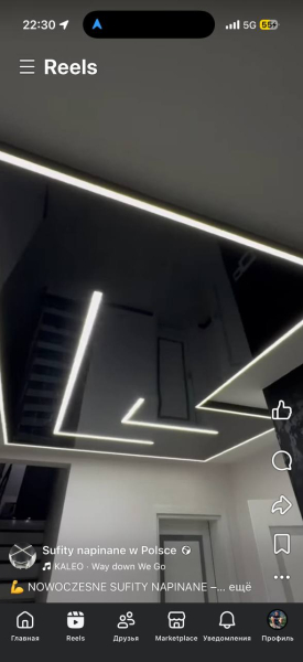Czarny dwupoziomowy sufit napinany z liniami świetlnymi
