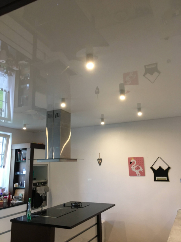 Kuchnia 18 m², bialy połysk