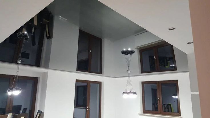 Błyszczący czarny sufit w salonie 18 m2