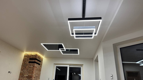 Designerski sufit ze złożonym oświetleniem w salonie